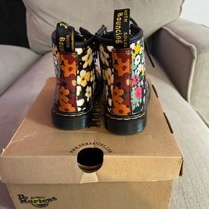 I’m selling a pair a dr marten toddler boots. Worn once.